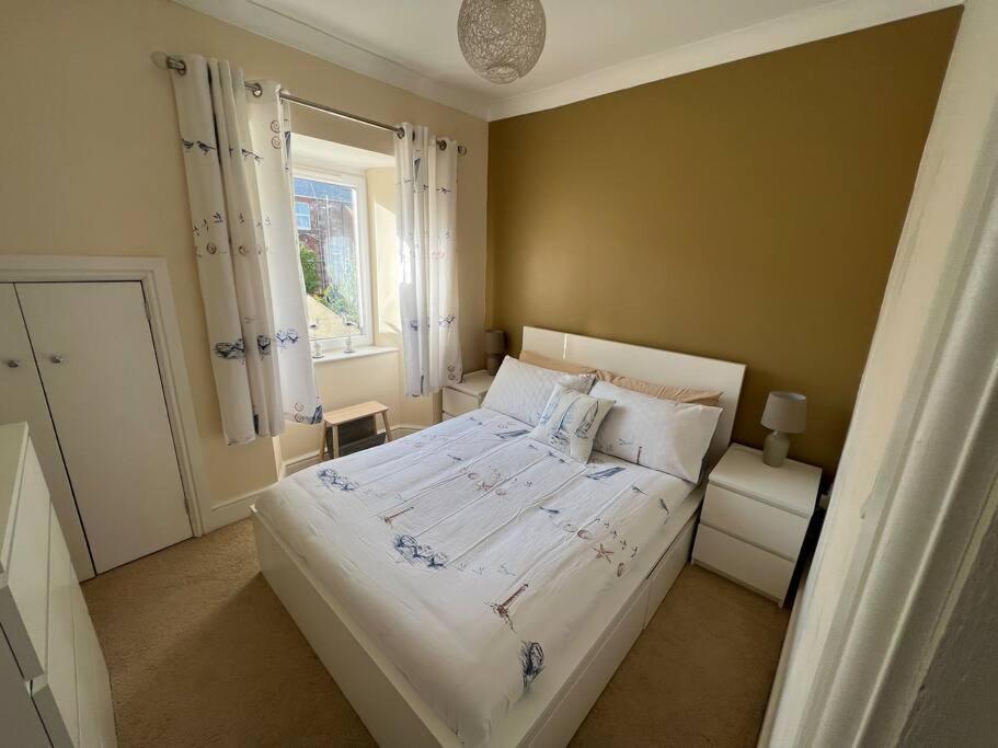Fantastic 3 Bedroom Holiday Home Милпорт Екстериор снимка