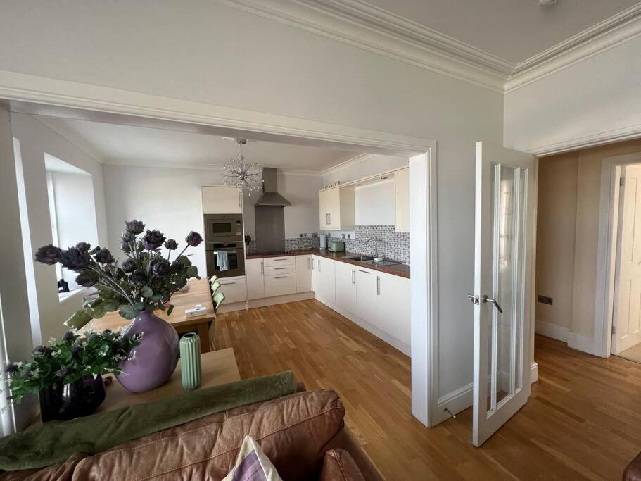 Fantastic 3 Bedroom Holiday Home Милпорт Екстериор снимка