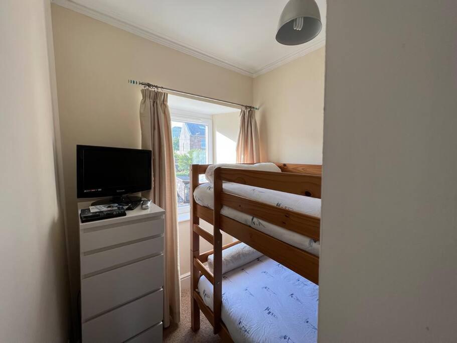 Fantastic 3 Bedroom Holiday Home Милпорт Екстериор снимка