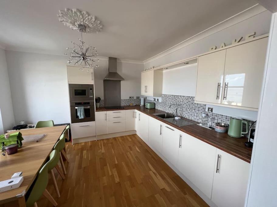 Fantastic 3 Bedroom Holiday Home Милпорт Екстериор снимка