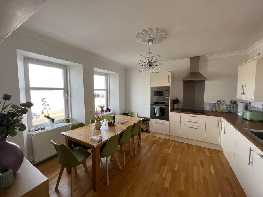 Fantastic 3 Bedroom Holiday Home Милпорт Екстериор снимка