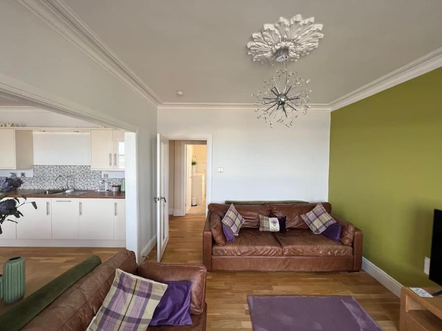 Fantastic 3 Bedroom Holiday Home Милпорт Екстериор снимка